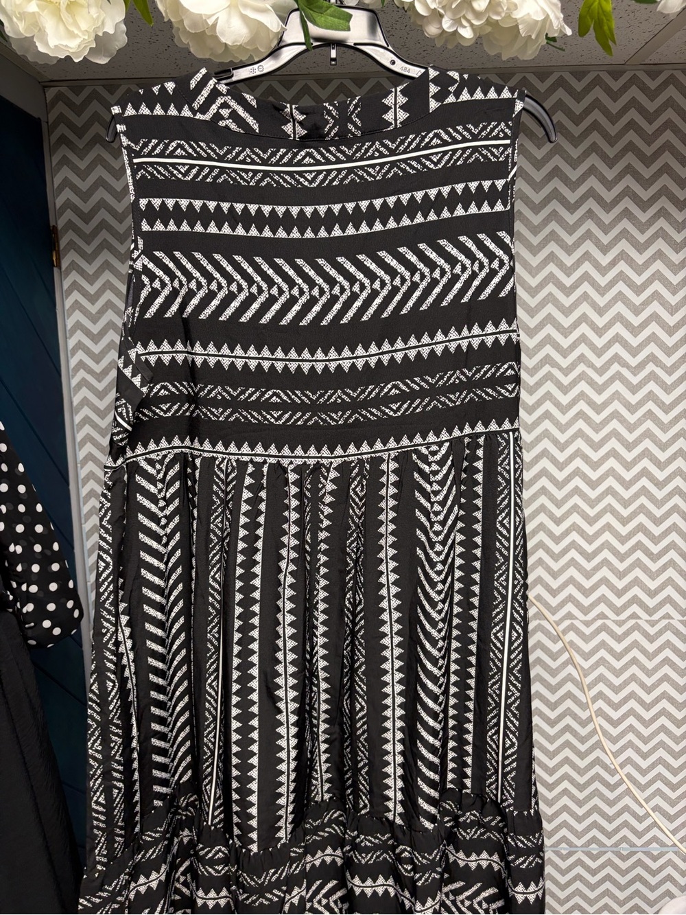 BloomChic Sleeveless Black & White Patterned V-Neck Dress - Picture 7 of 8